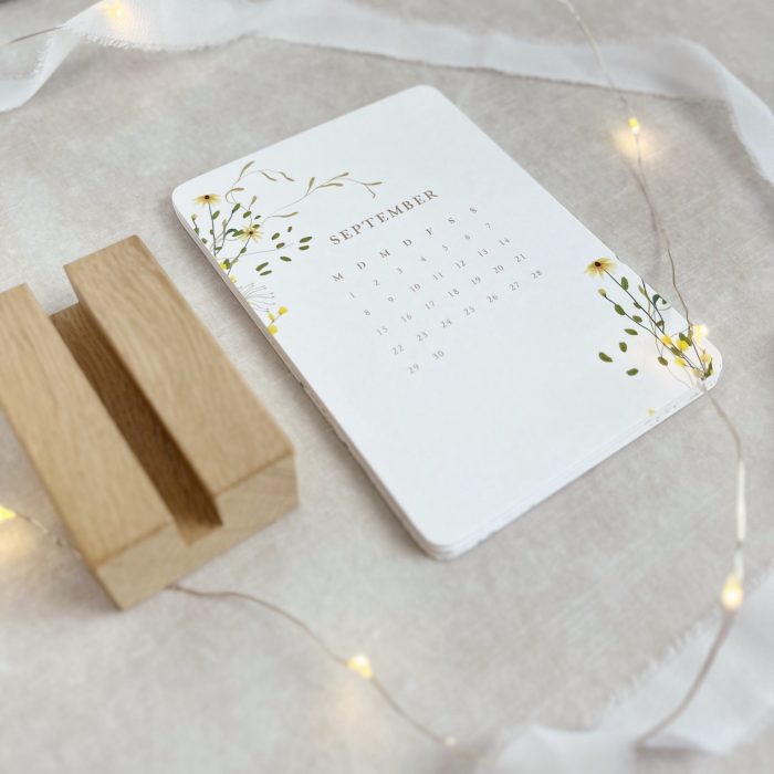 Postkartenkalender 2025 | Tischkalender mit Holzständer – Bild 6