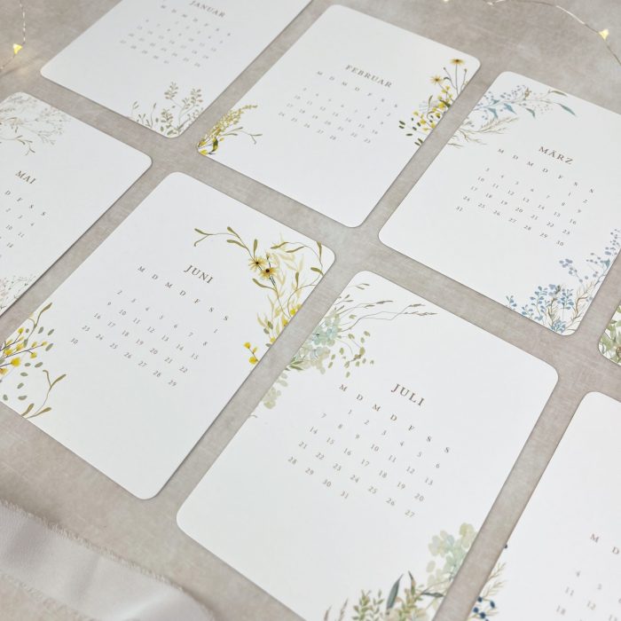 Postkartenkalender 2025 | Tischkalender mit Holzständer – Bild 8