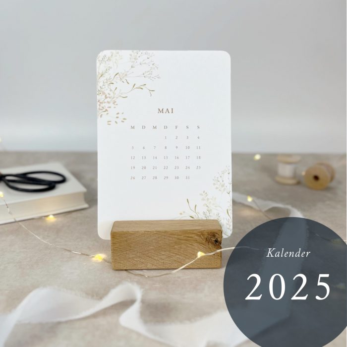Postkartenkalender 2025 | Tischkalender mit Holzständer – Bild 1